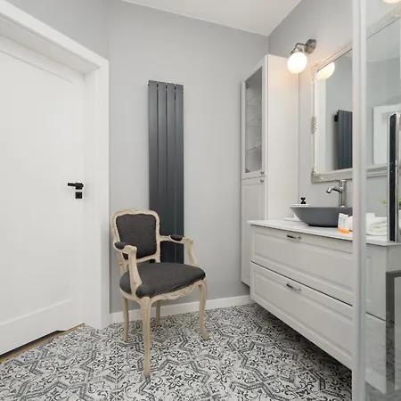 Beautiful For 6 People With Balcony And Parking In By Renters Apartment *